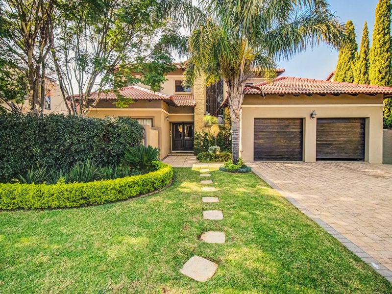 Elegant Estate Living Awaits   - Photo 2