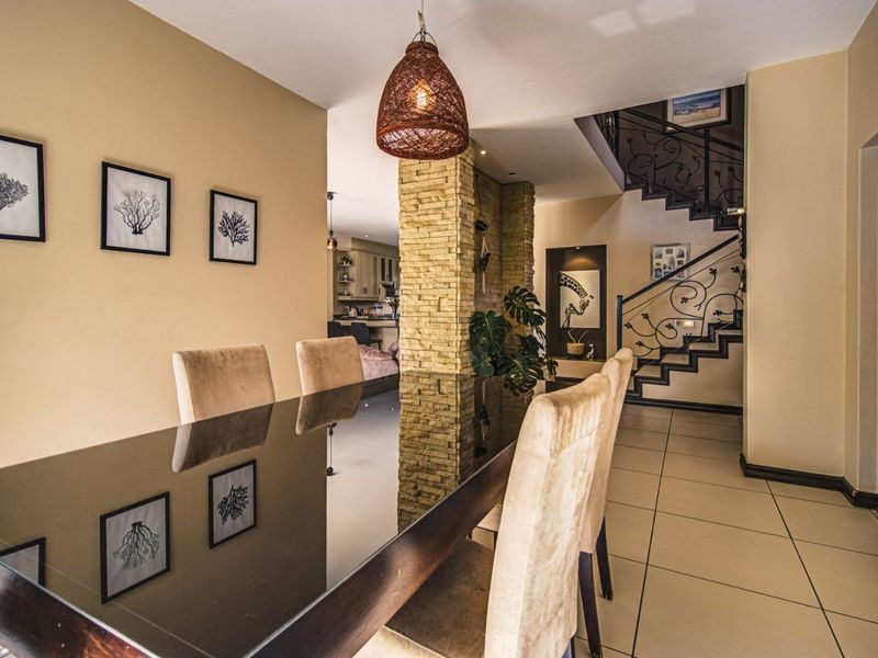 Elegant Estate Living Awaits   - Photo 9