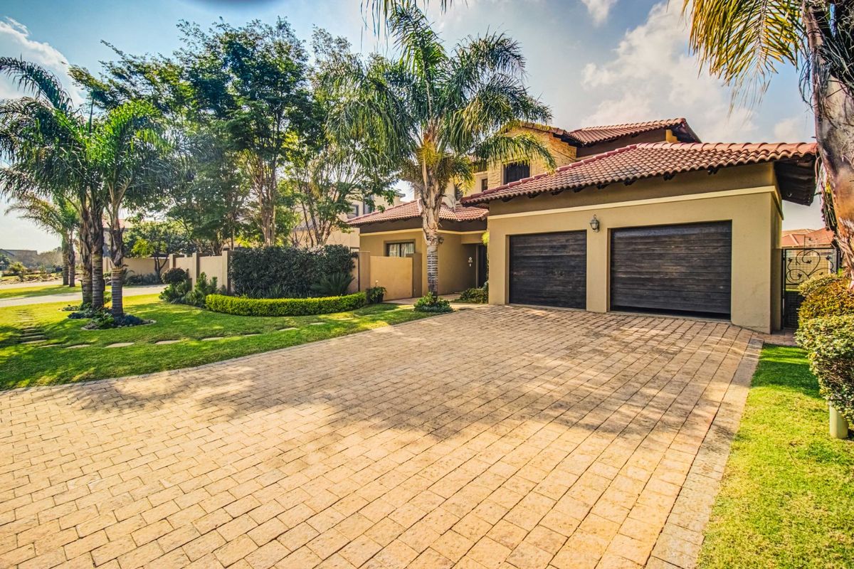 Elegant Estate Living Awaits   - Photo 3