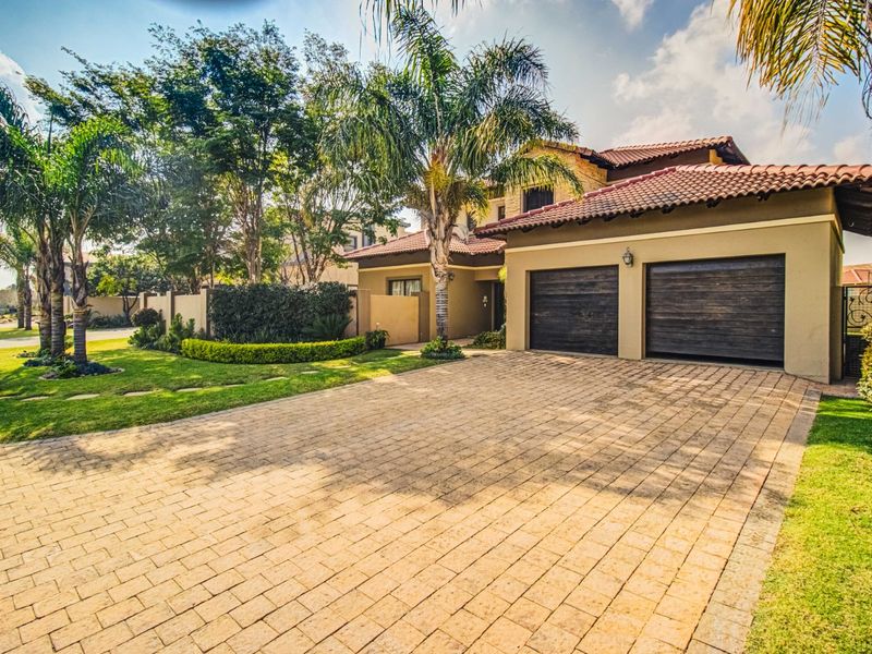 Elegant Estate Living Awaits   - Photo 3