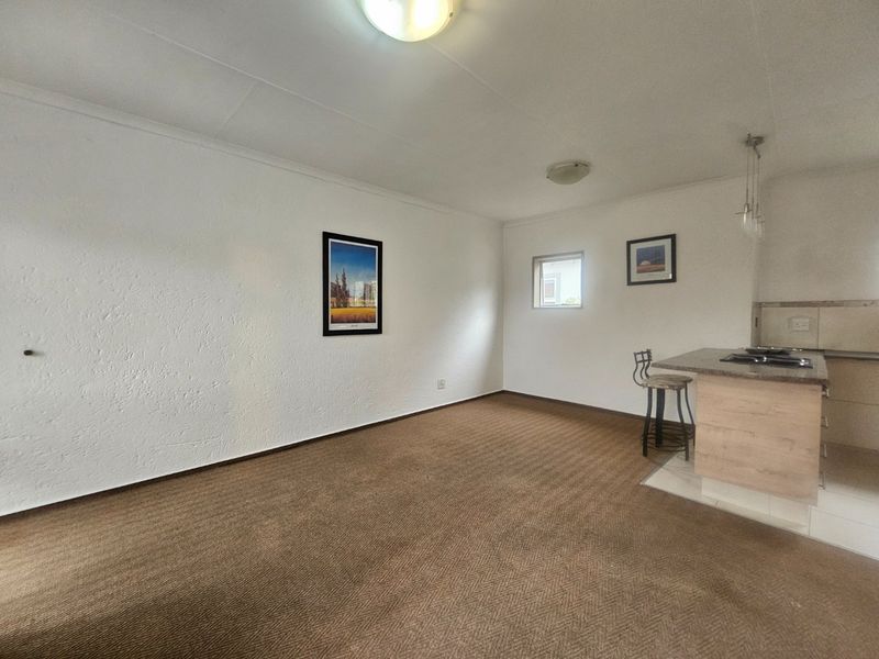 Turn-Key 2-Bed 2 Bath Top-Floor Apartment in Sought-After Magaliessig Complex - Photo 2