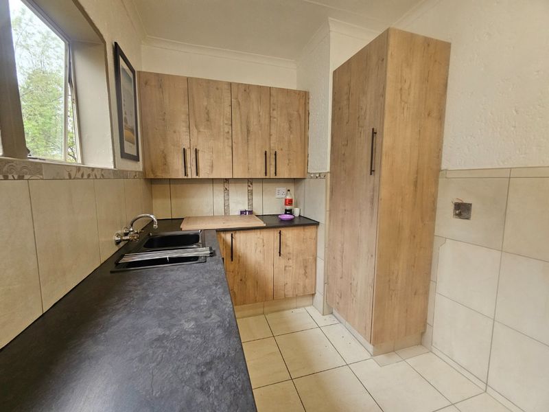 Turn-Key 2-Bed 2 Bath Top-Floor Apartment in Sought-After Magaliessig Complex - Photo 8