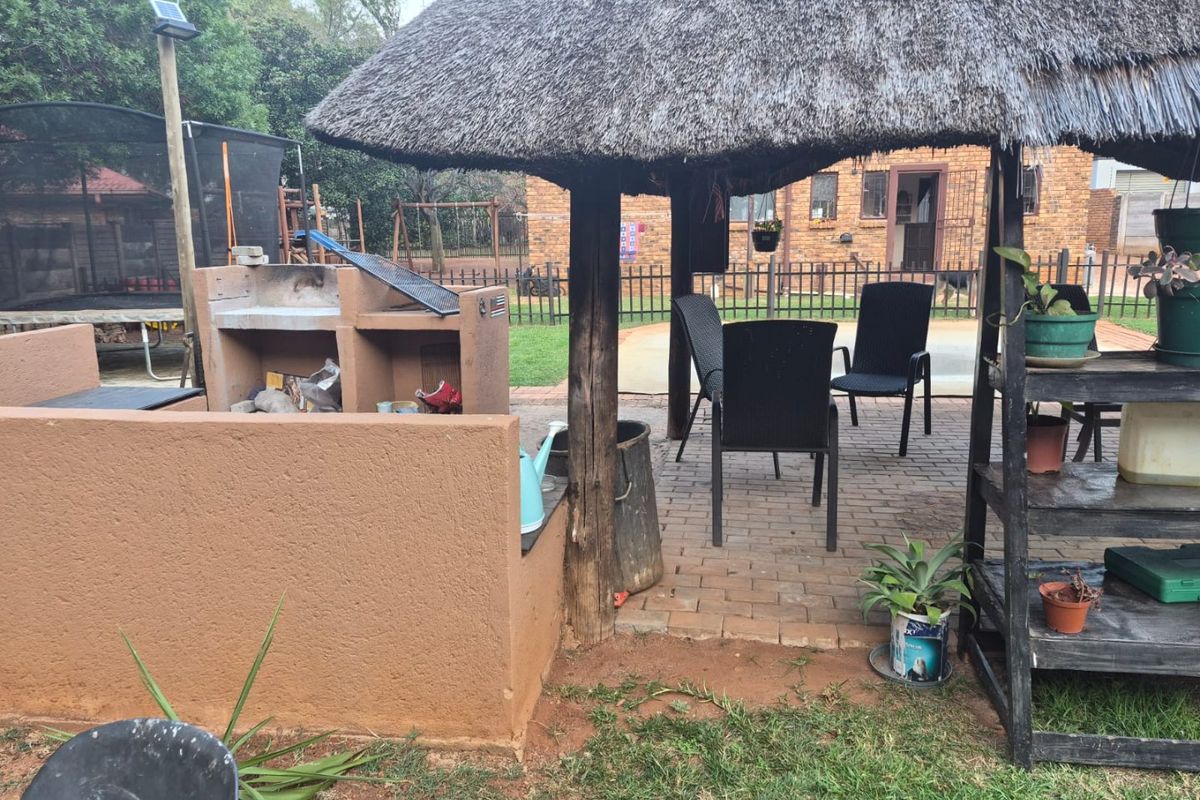 Charming 3-Bedrooms Home with Heated Pool | Family Living with Security - Chantelle - R1 598 000. - Photo 2