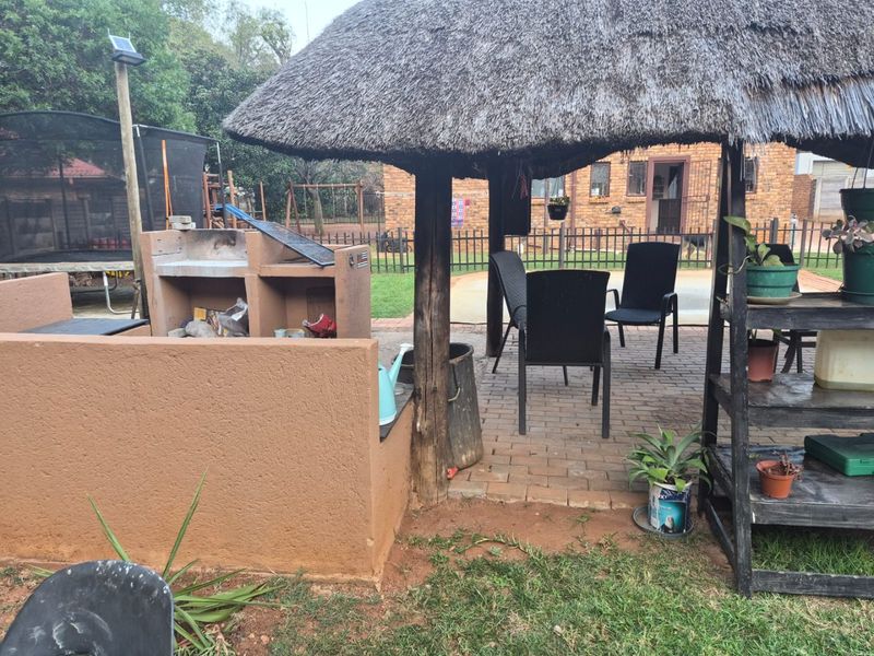 Charming 3-Bedrooms Home with Heated Pool | Family Living with Security - Chantelle - R1 598 000. - Photo 2