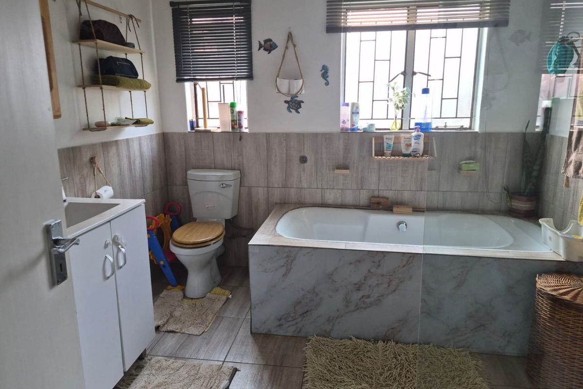 Charming 3-Bedrooms Home with Heated Pool | Family Living with Security - Chantelle - R1 598 000. - Photo 3
