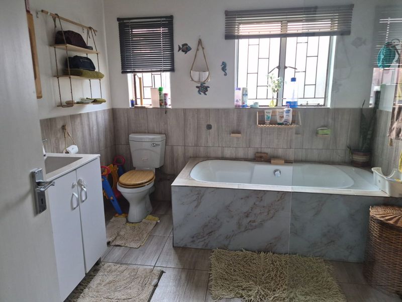Charming 3-Bedrooms Home with Heated Pool | Family Living with Security - Chantelle - R1 598 000. - Photo 3