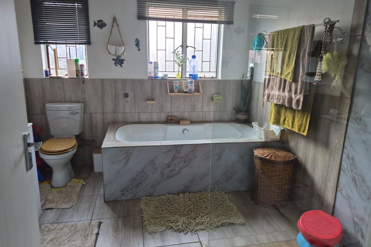 Charming 3-Bedrooms Home with Heated Pool | Family Living with Security - Chantelle - R1 598 000. - Photo 5