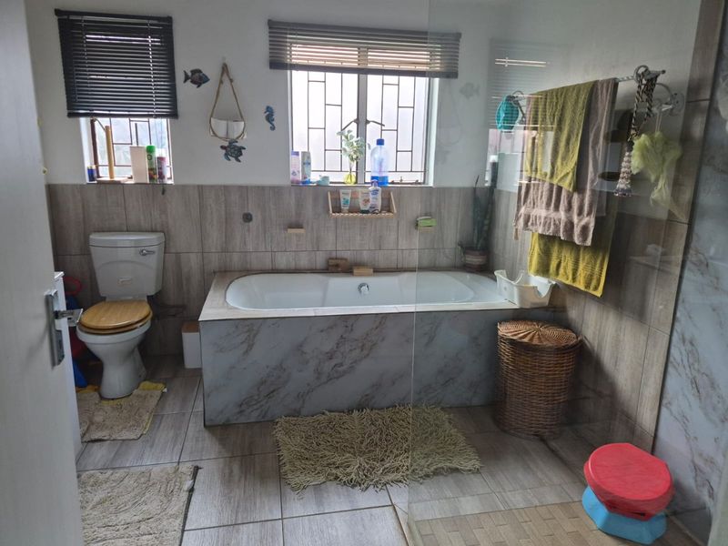 Charming 3-Bedrooms Home with Heated Pool | Family Living with Security - Chantelle - R1 598 000. - Photo 5