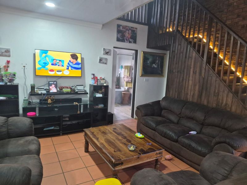 Charming 3-Bedrooms Home with Heated Pool | Family Living with Security - Chantelle - R1 598 000. - Photo 7