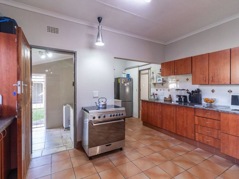 Spacious Family Living With Endless Extras - Photo 1