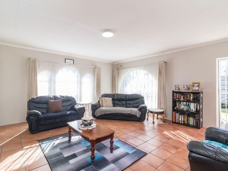 Spacious Family Living With Endless Extras - Photo 2
