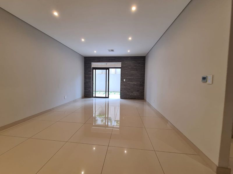 For sale in Izinga, renovated garden apartment in a secure complex. - Photo 9