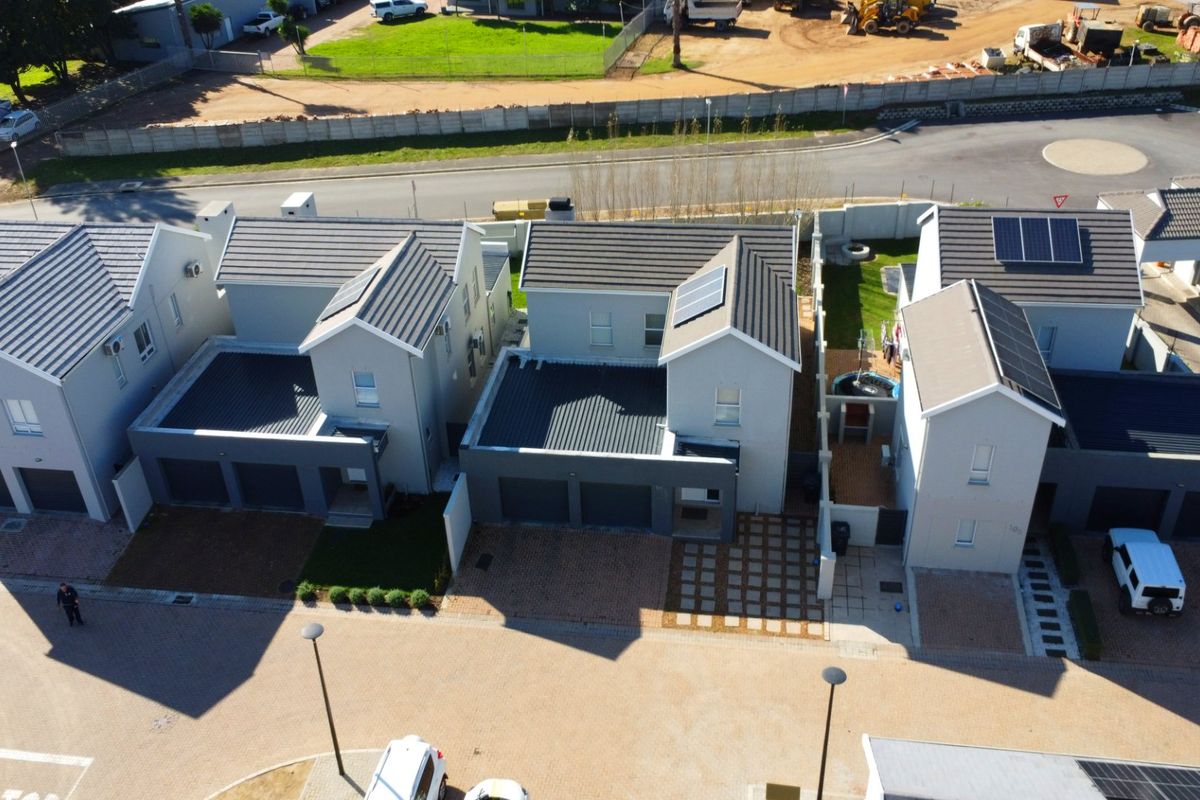 Modern Elegance with Breath taking Mountain Views in Mountain Crest Estate - Photo 4