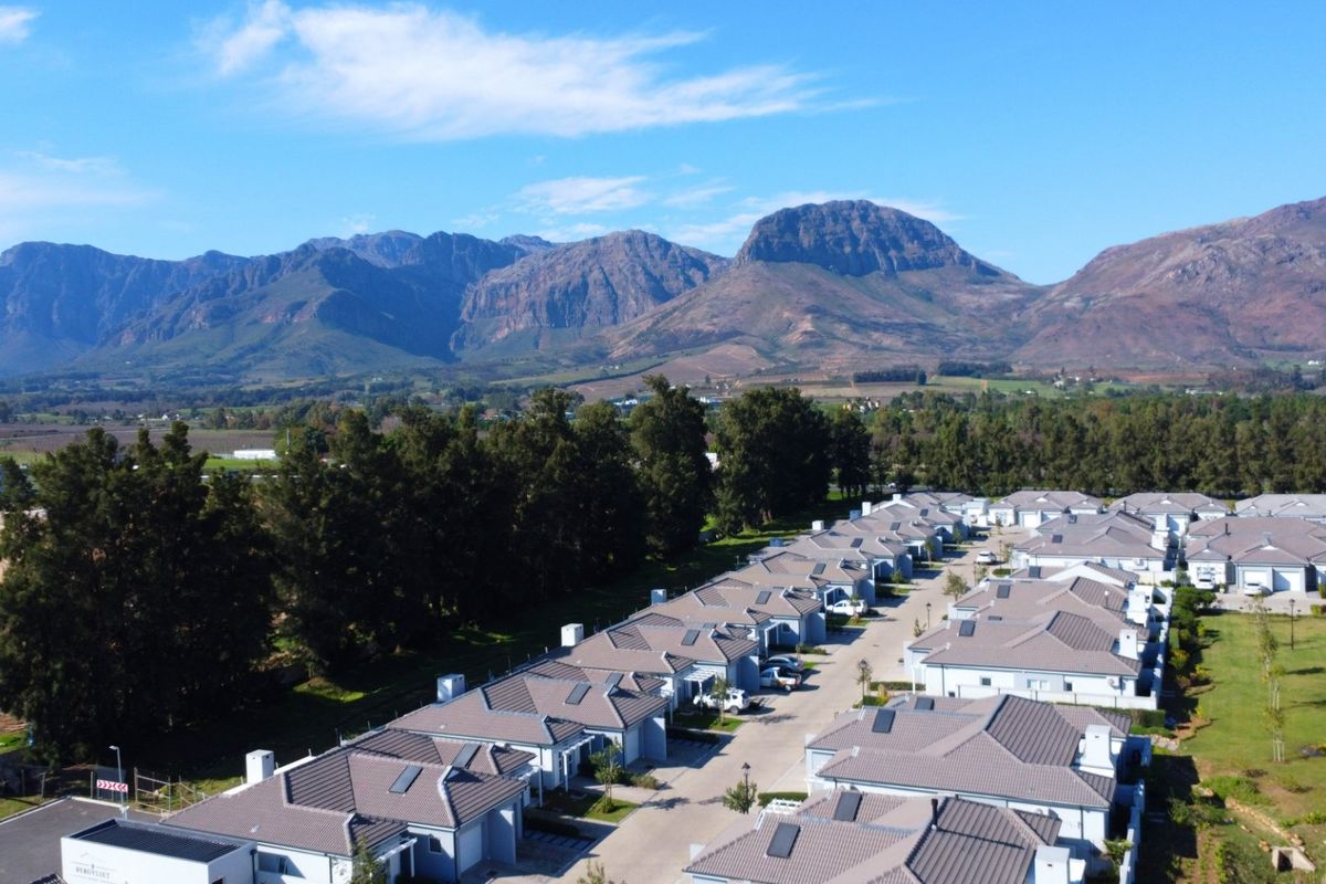 Modern Elegance with Breath taking Mountain Views in Mountain Crest Estate - Photo 3