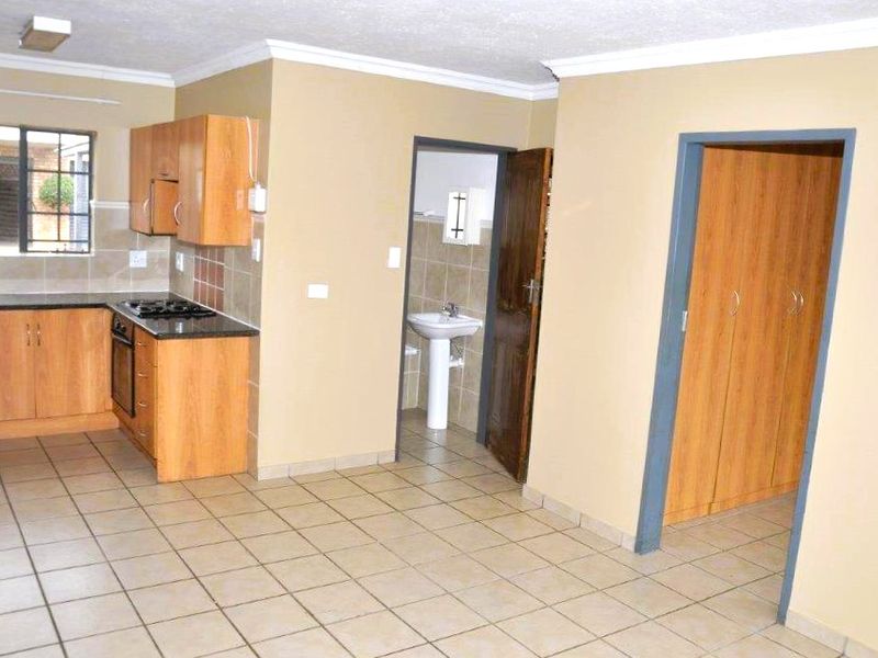Spacious 2 Bedroom Townhouse to Rent in Wonderboom South, Pretoria - Photo 10