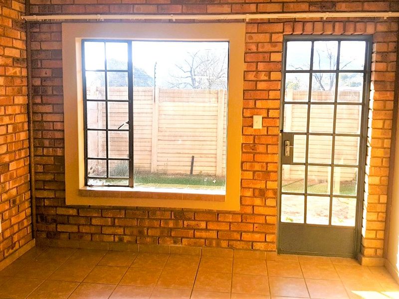 Spacious 2 Bedroom Townhouse to Rent in Wonderboom South, Pretoria - Photo 9