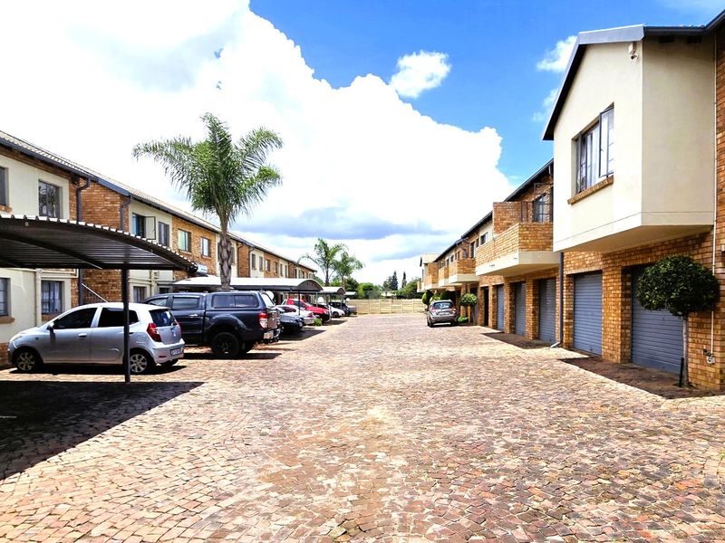 Spacious 2 Bedroom Townhouse to Rent in Wonderboom South, Pretoria - Photo 4