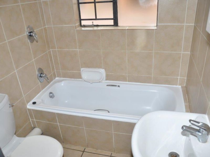 Spacious 2 Bedroom Townhouse to Rent in Wonderboom South, Pretoria - Photo 5