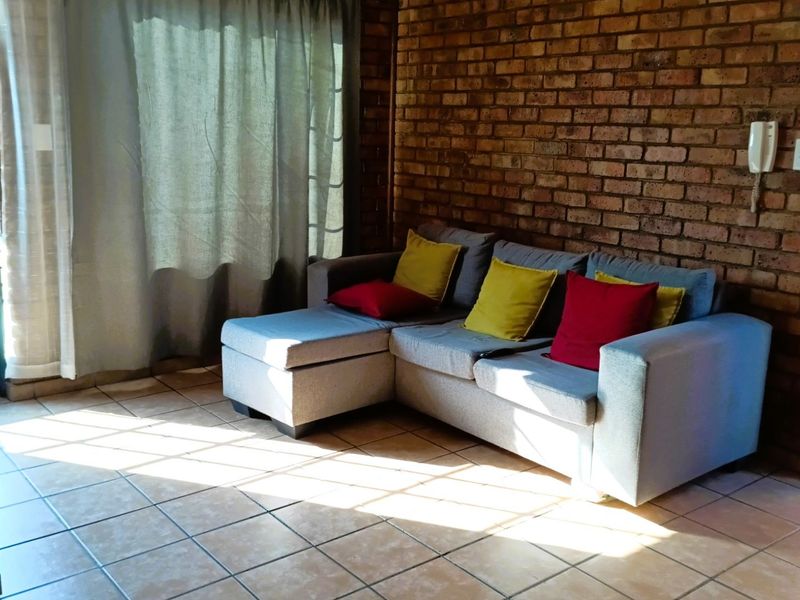 Spacious 2 Bedroom Townhouse to Rent in Wonderboom South, Pretoria - Photo 2