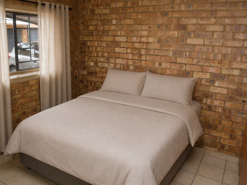 Spacious 2 Bedroom Townhouse to Rent in Wonderboom South, Pretoria - Photo 5