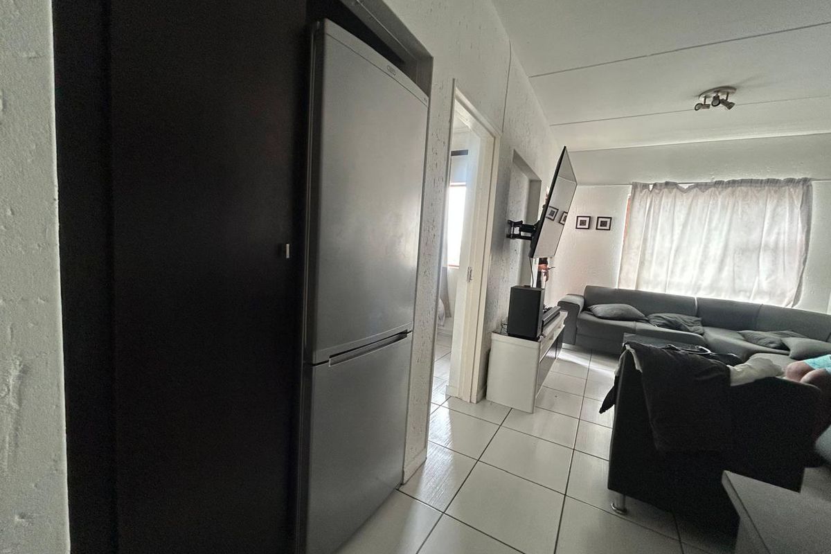 Modern 2-Bed, 1-Bath Lifestyle Apartment in Paulshof | Available 1 August 2026 - Photo 5