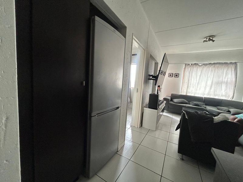 Modern 2-Bed, 1-Bath Lifestyle Apartment in Paulshof | Available 1 August 2026 - Photo 5