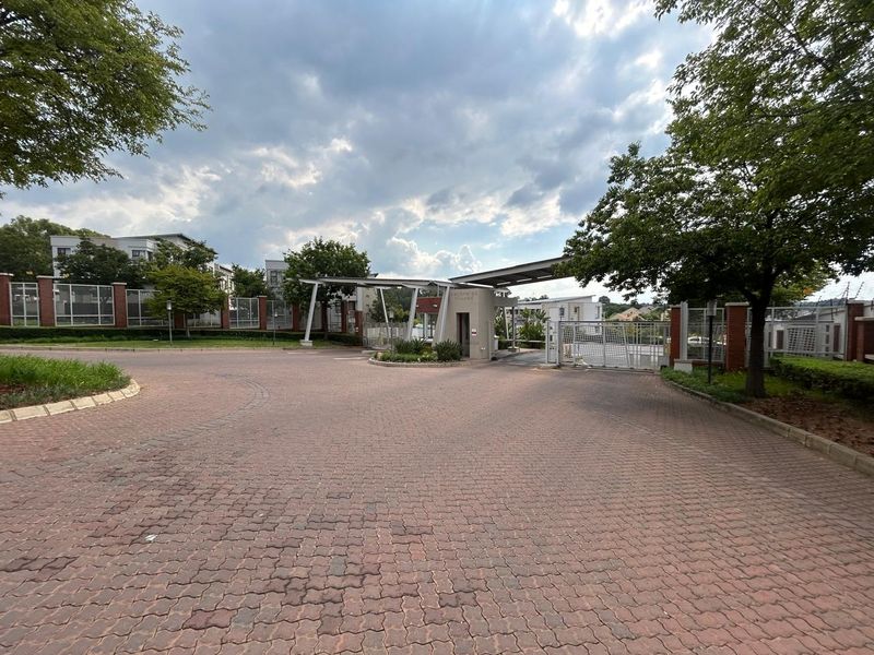 Modern 2-Bed, 1-Bath Lifestyle Apartment in Paulshof | Available 1 August 2026 - Photo 3