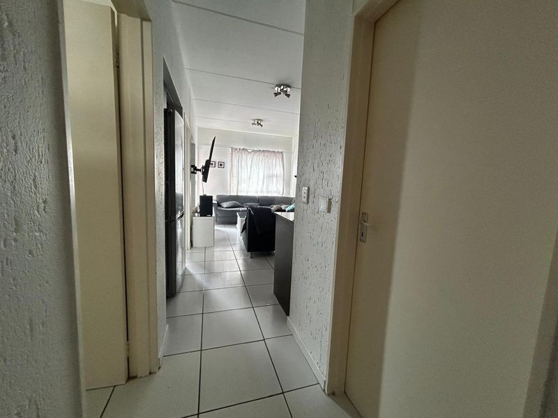 Modern 2-Bed, 1-Bath Lifestyle Apartment in Paulshof | Available 1 August 2026 - Photo 4