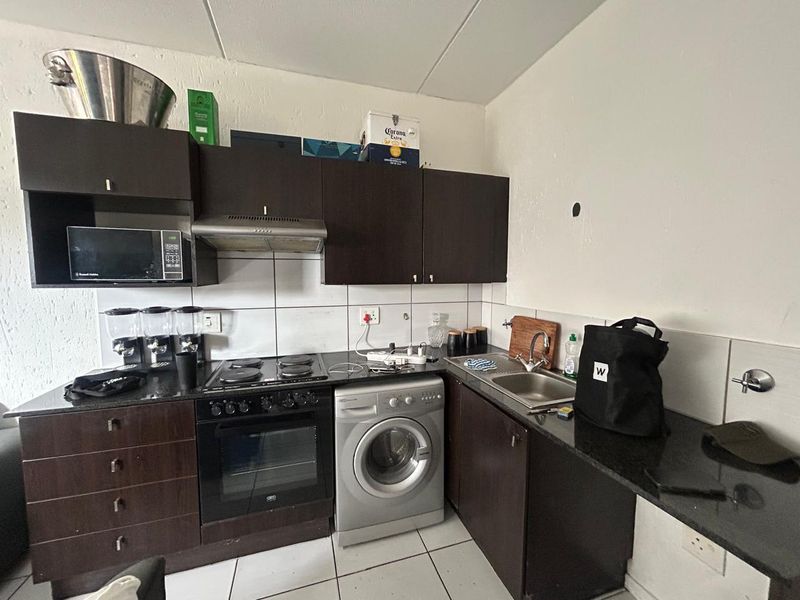 Modern 2-Bed, 1-Bath Lifestyle Apartment in Paulshof | Available 1 August 2026 - Photo 6