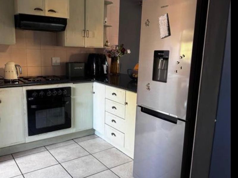 MODERN AND SPACIOUS 3 BEDROOMS 2.5 BATHROOMS DUPLEX AVAILABLE FOR IMMEDIATE OCCUPATION IN ROOIHUISKRAAL - Photo 3