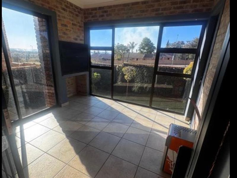 MODERN AND SPACIOUS 3 BEDROOMS 2.5 BATHROOMS DUPLEX AVAILABLE FOR IMMEDIATE OCCUPATION IN ROOIHUISKRAAL - Photo 5