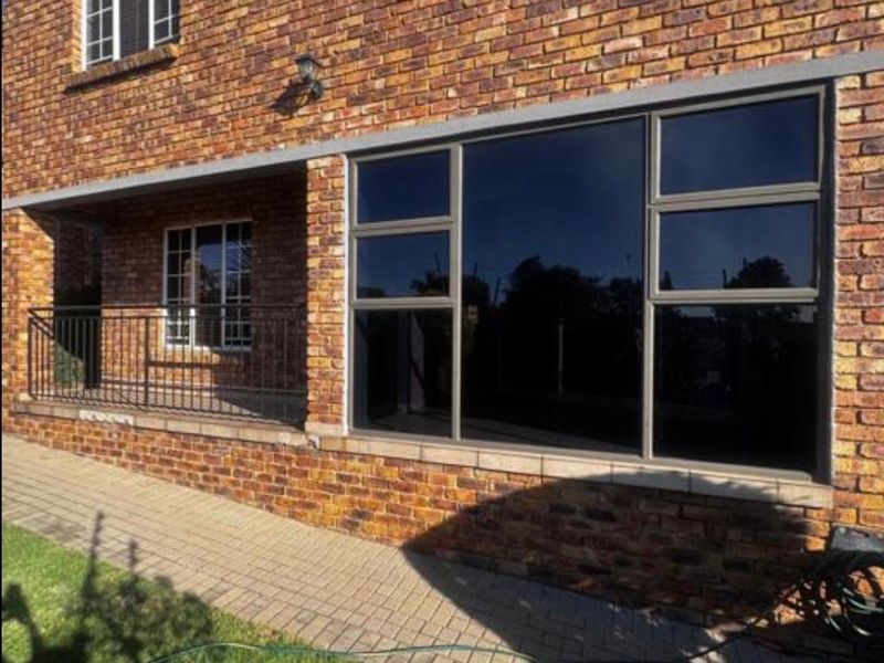 MODERN AND SPACIOUS 3 BEDROOMS 2.5 BATHROOMS DUPLEX AVAILABLE FOR IMMEDIATE OCCUPATION IN ROOIHUISKRAAL - Photo 1