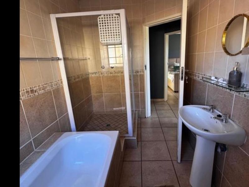MODERN AND SPACIOUS 3 BEDROOMS 2.5 BATHROOMS DUPLEX AVAILABLE FOR IMMEDIATE OCCUPATION IN ROOIHUISKRAAL - Photo 10