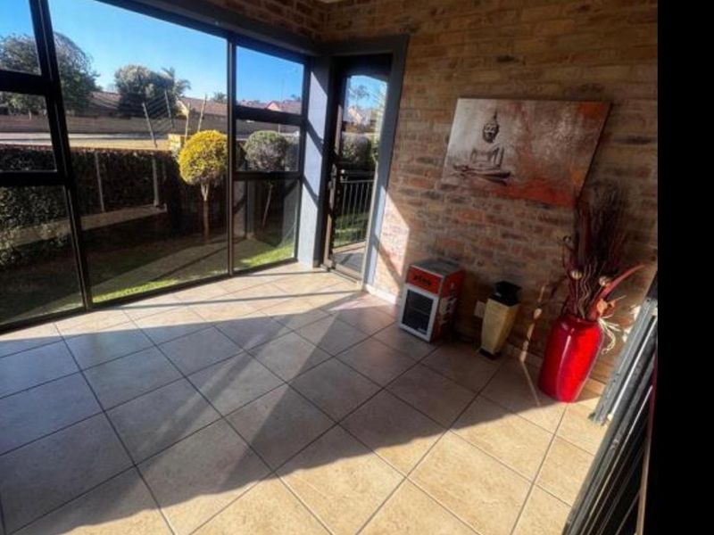 MODERN AND SPACIOUS 3 BEDROOMS 2.5 BATHROOMS DUPLEX AVAILABLE FOR IMMEDIATE OCCUPATION IN ROOIHUISKRAAL - Photo 8