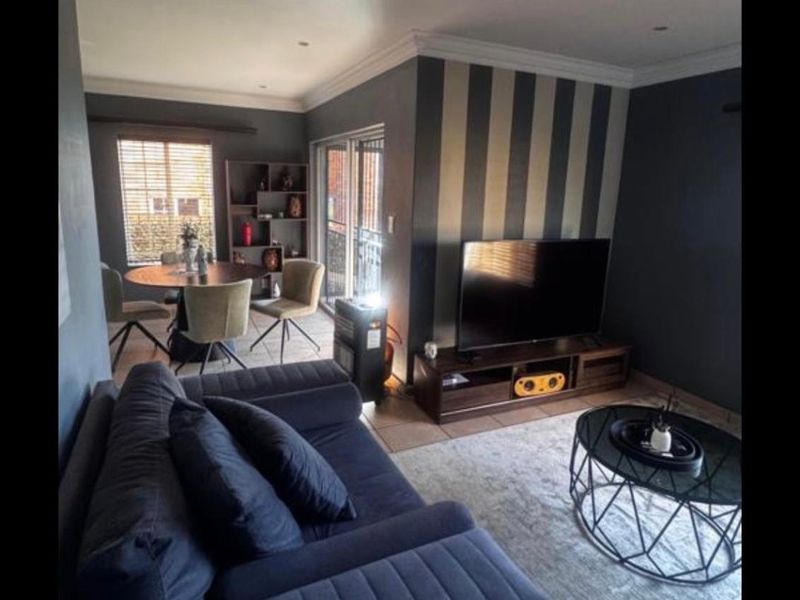 MODERN AND SPACIOUS 3 BEDROOMS 2.5 BATHROOMS DUPLEX AVAILABLE FOR IMMEDIATE OCCUPATION IN ROOIHUISKRAAL - Photo 7