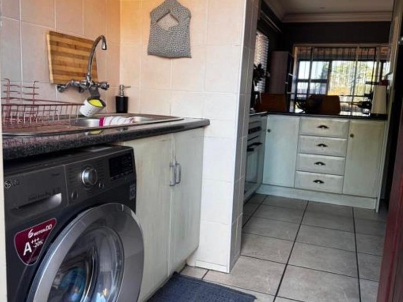MODERN AND SPACIOUS 3 BEDROOMS 2.5 BATHROOMS DUPLEX AVAILABLE FOR IMMEDIATE OCCUPATION IN ROOIHUISKRAAL - Photo 4