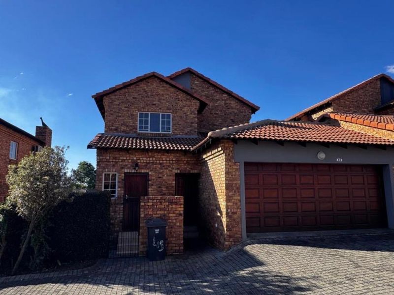 MODERN AND SPACIOUS 3 BEDROOMS 2.5 BATHROOMS DUPLEX AVAILABLE FOR IMMEDIATE OCCUPATION IN ROOIHUISKRAAL - Photo 2