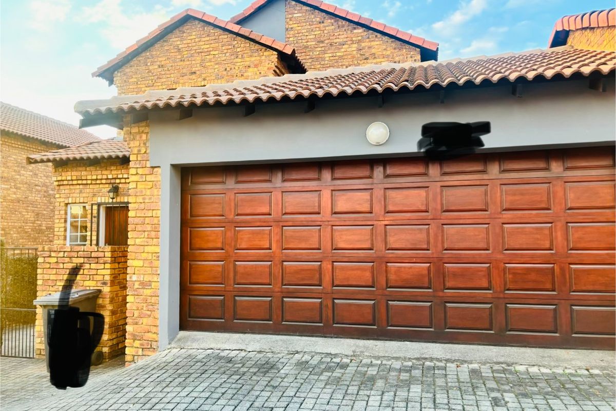MODERN AND SPACIOUS 3 BEDROOMS 2.5 BATHROOMS DUPLEX AVAILABLE FOR IMMEDIATE OCCUPATION IN ROOIHUISKRAAL - Photo 3