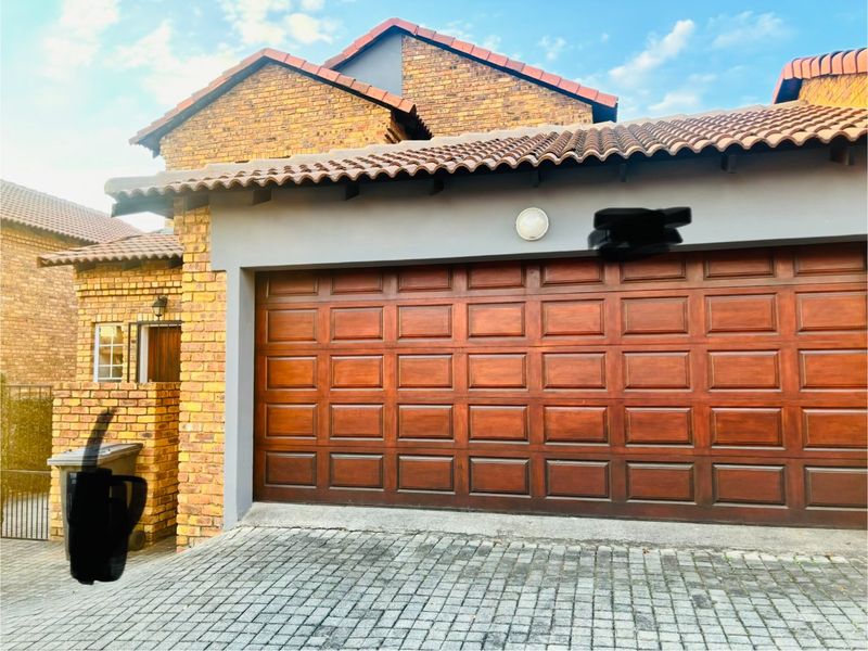 MODERN AND SPACIOUS 3 BEDROOMS 2.5 BATHROOMS DUPLEX AVAILABLE FOR IMMEDIATE OCCUPATION IN ROOIHUISKRAAL - Photo 3
