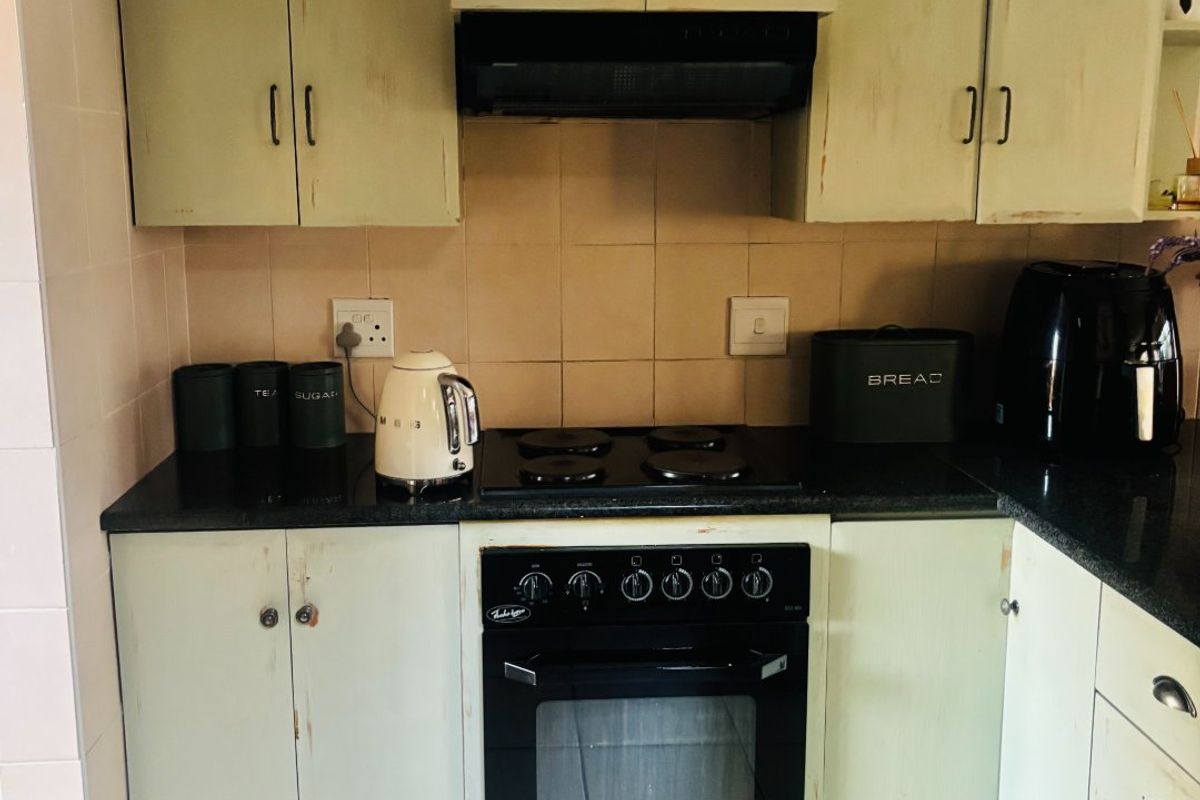MODERN AND SPACIOUS 3 BEDROOMS 2.5 BATHROOMS DUPLEX AVAILABLE FOR IMMEDIATE OCCUPATION IN ROOIHUISKRAAL - Photo 5
