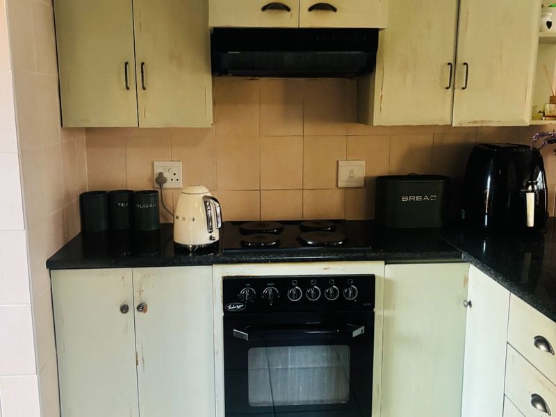 MODERN AND SPACIOUS 3 BEDROOMS 2.5 BATHROOMS DUPLEX AVAILABLE FOR IMMEDIATE OCCUPATION IN ROOIHUISKRAAL - Photo 5