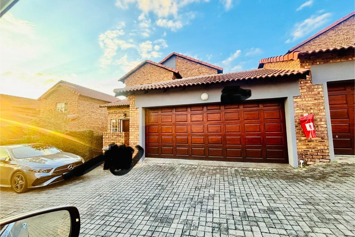 MODERN AND SPACIOUS 3 BEDROOMS 2.5 BATHROOMS DUPLEX AVAILABLE FOR IMMEDIATE OCCUPATION IN ROOIHUISKRAAL - Photo 2