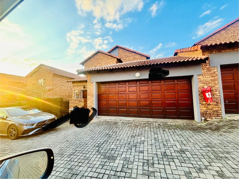 MODERN AND SPACIOUS 3 BEDROOMS 2.5 BATHROOMS DUPLEX AVAILABLE FOR IMMEDIATE OCCUPATION IN ROOIHUISKRAAL - Photo 2