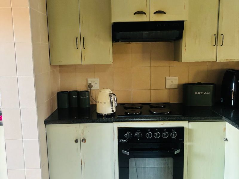MODERN AND SPACIOUS 3 BEDROOMS 2.5 BATHROOMS DUPLEX AVAILABLE FOR IMMEDIATE OCCUPATION IN ROOIHUISKRAAL - Photo 6