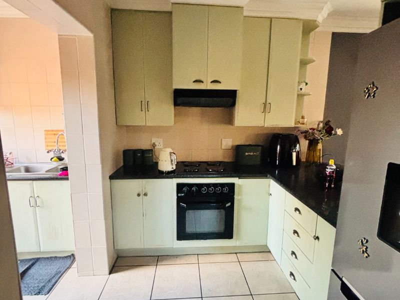 MODERN AND SPACIOUS 3 BEDROOMS 2.5 BATHROOMS DUPLEX AVAILABLE FOR IMMEDIATE OCCUPATION IN ROOIHUISKRAAL - Photo 4