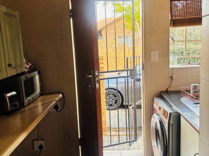 MODERN AND SPACIOUS 3 BEDROOMS 2.5 BATHROOMS DUPLEX AVAILABLE FOR IMMEDIATE OCCUPATION IN ROOIHUISKRAAL - Photo 7
