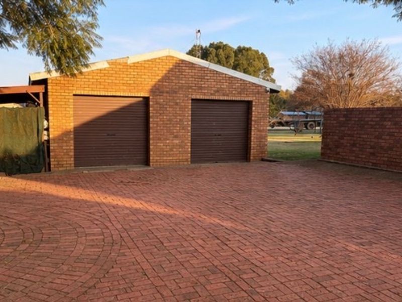 Lovely 3-Bedroom House to Rent  Looking for space, comfort, and security? This lovely family home has everything you need!  Property Features:  3 Bedrooms Nice big yard – perfect for children and pets Pet-friendly Safe and secure property Built-in braai – ideal for entertaining Double garage  This beautiful home offers the perfect combination of comfort, space, and convenience. Ideal for families looking for a secure, pet-friendly home with plenty of outdoor space.  Contact me today to arrange a viewing – don’t miss out on this fantastic rental opportunity - Photo 1
