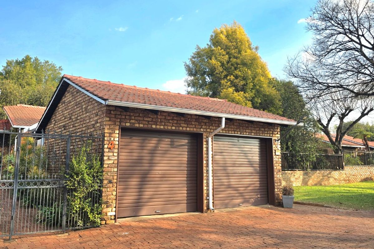 PICTURE PERFECT TOWNHOUSE IN POPULAR COMPLEX IN THE HEART OF FAERIE GLEN - Photo 2