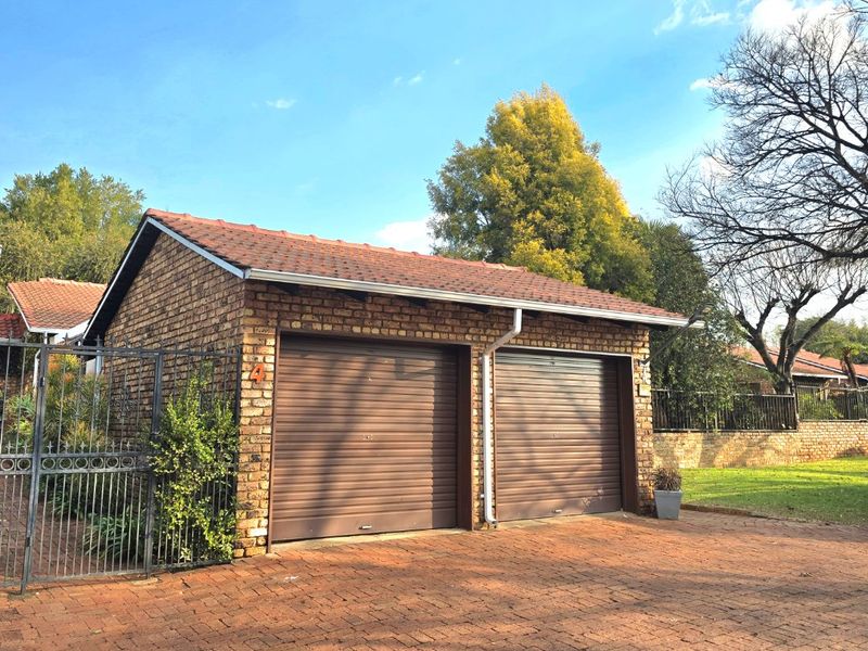 PICTURE PERFECT TOWNHOUSE IN POPULAR COMPLEX IN THE HEART OF FAERIE GLEN - Photo 2