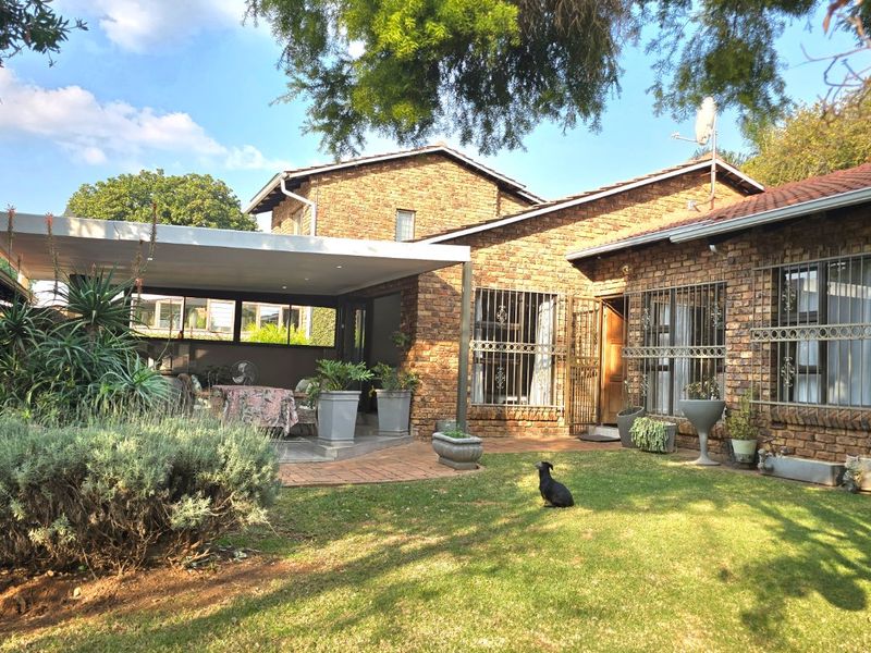 PICTURE PERFECT TOWNHOUSE IN POPULAR COMPLEX IN THE HEART OF FAERIE GLEN - Photo 1